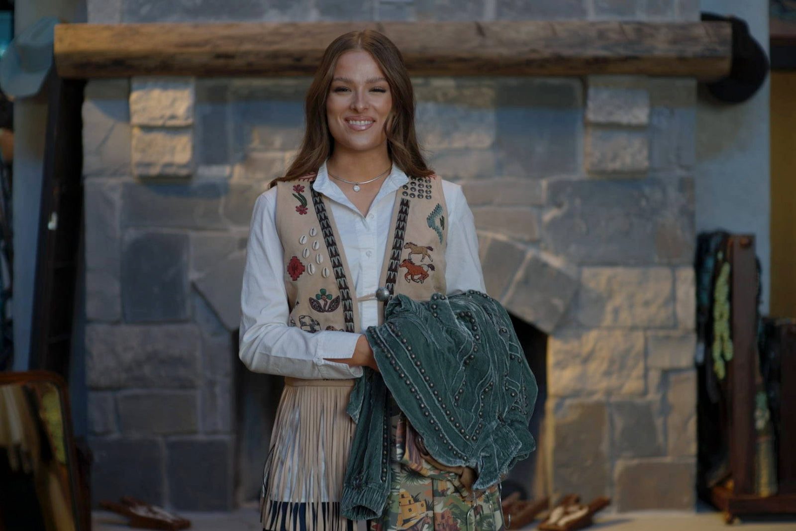 A ‘FIT FOR A QUEEN: KENNADEE RIGGS STYLES MONUMENT VALLEY