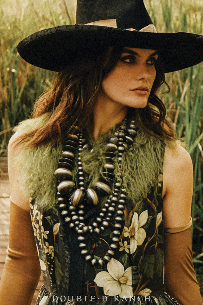 Collar, Evangeline