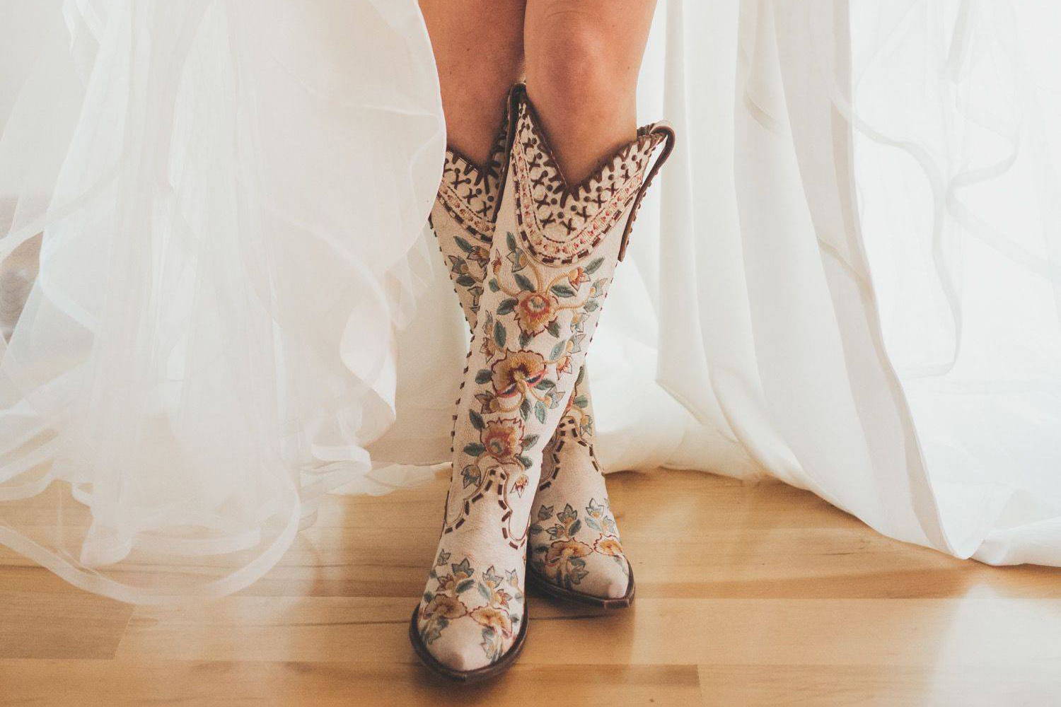 Cowboy Boots Western Cowgirl Wedding Dresses Western Wedding Guest Outfit Checklist: 1) Flowy Dress Cowboy Boots Western Cowgirl Wedding Dresses Western Wedding Guest Outfit Checklist: 1) Flowy Dress